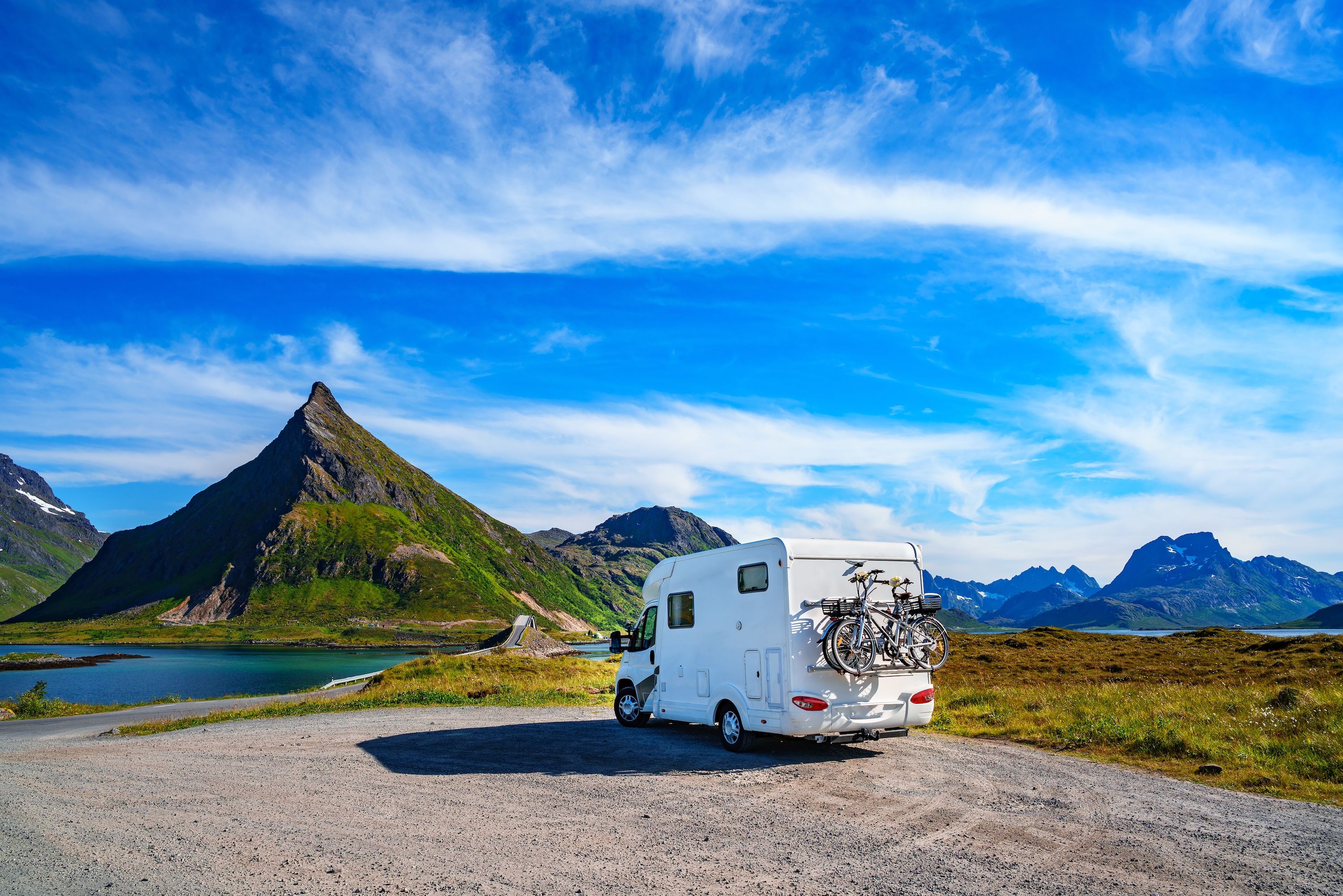 Гора караванов. Караванинг в Норвегии. Исландия на домах на колесах. Автодом на фоне гор. Дом на колесах на фоне гор.